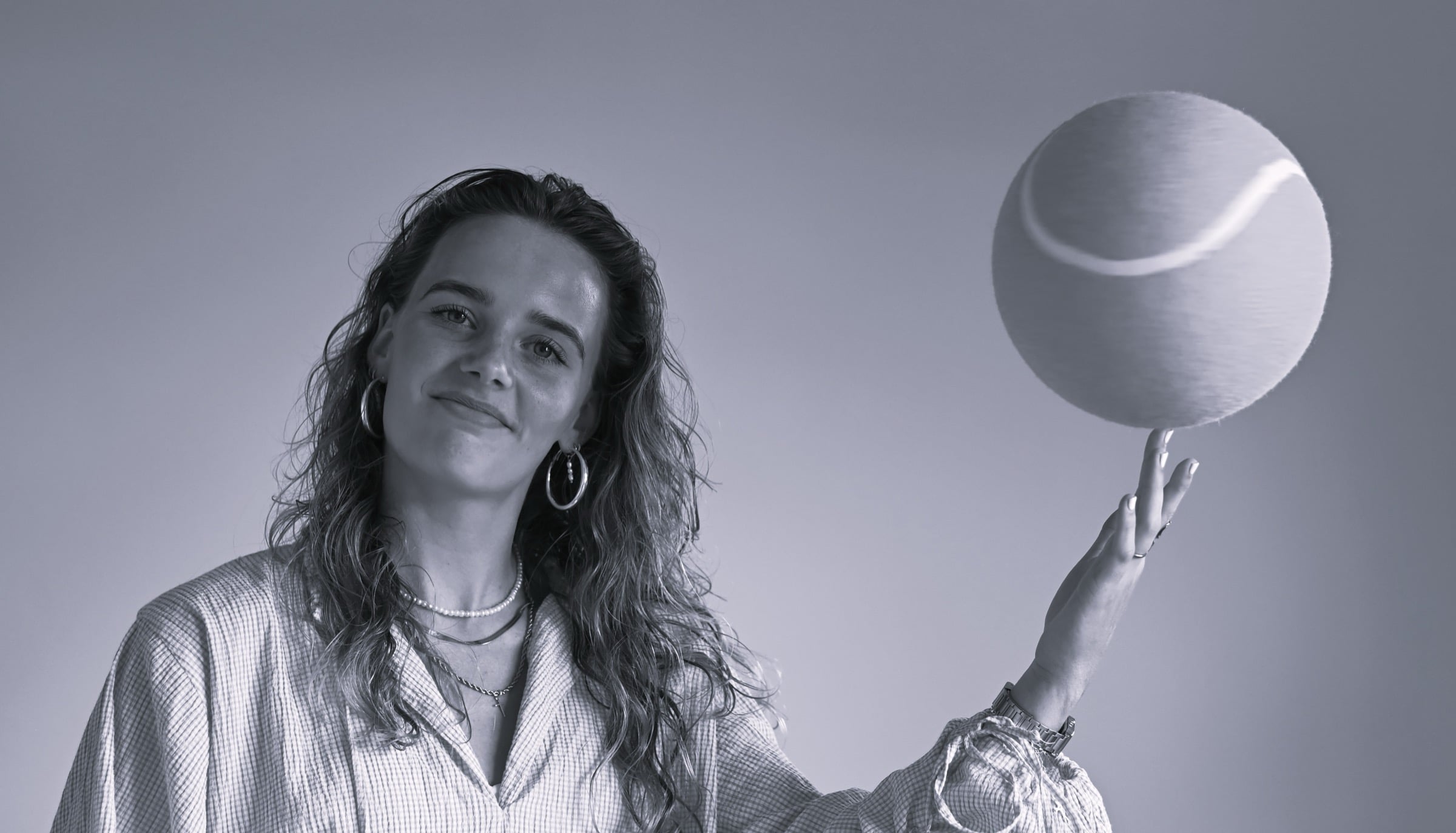 Suzie laat een bal op haar vinger draaien